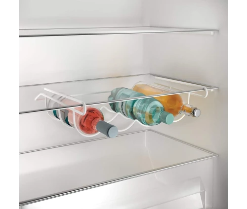 Λεπτομέρεια της θήκης μπουκαλιών Metaltex Cool-Bottle μέσα σε ψυγείο για οργάνωση και εξοικονόμηση χώρου