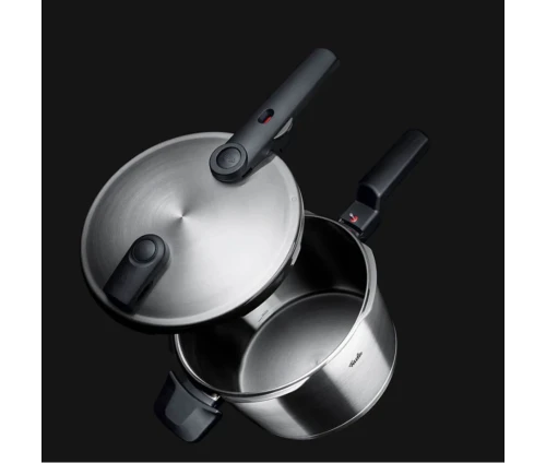 Χύτρα ταχύτητας Fissler Vitaquick Premium 10lt, με ανοιχτό καπάκι, σε σκούρο φόντο.