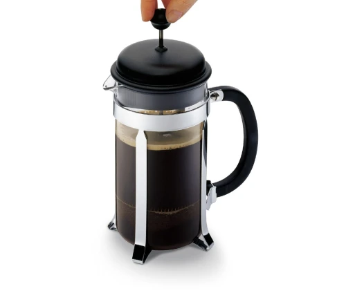Πίεση του έμβολου στην καφετιέρα πρέσα Bodum Caffettiera 1L