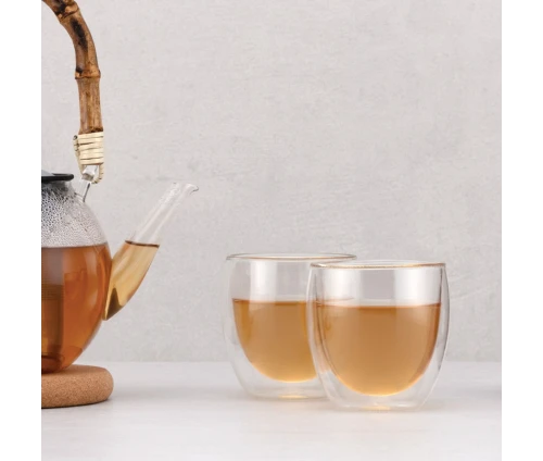 Ποτήρια Bodum Pavina 250ml με τσάι δίπλα σε γυάλινη τσαγιέρα