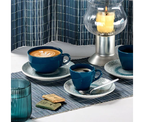Σερβίρισμα καφέ με φλιτζάνια espresso και cappuccino της σειράς Cryspo Trio Capri