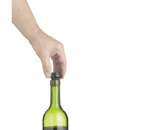 Πώμα από αντλία συντήρησης Kitchen Craft ενώ τοποθετείται σε φιάλη.